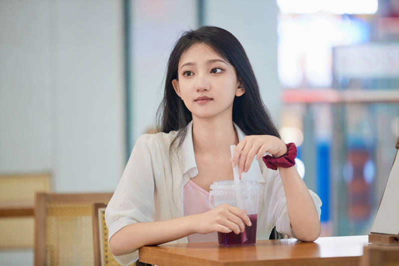 假日悠闲逛商场的中国少女图片