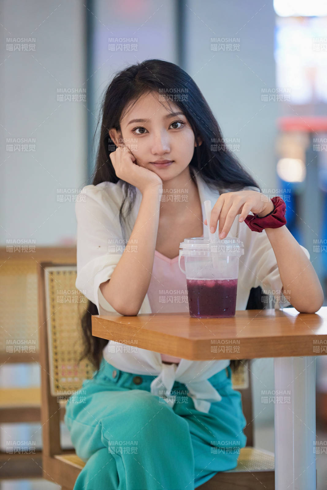 假日悠闲逛商场的中国少女图片