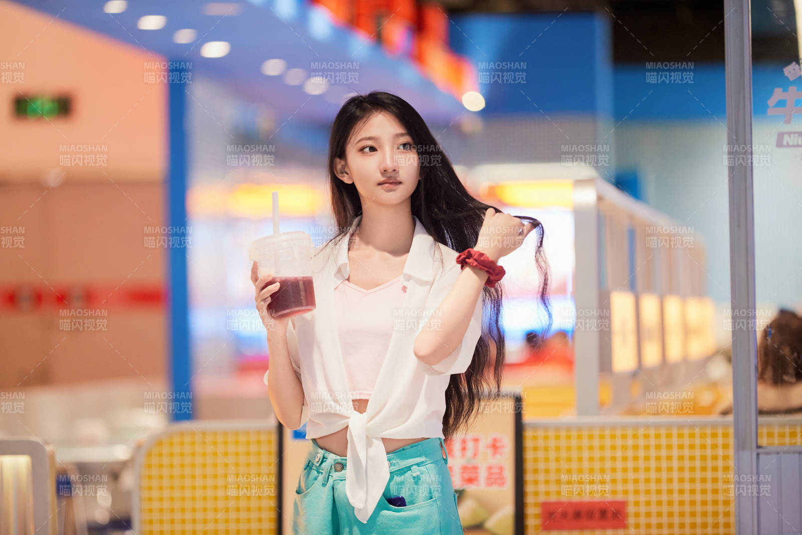 假日悠闲逛商场的中国少女图片