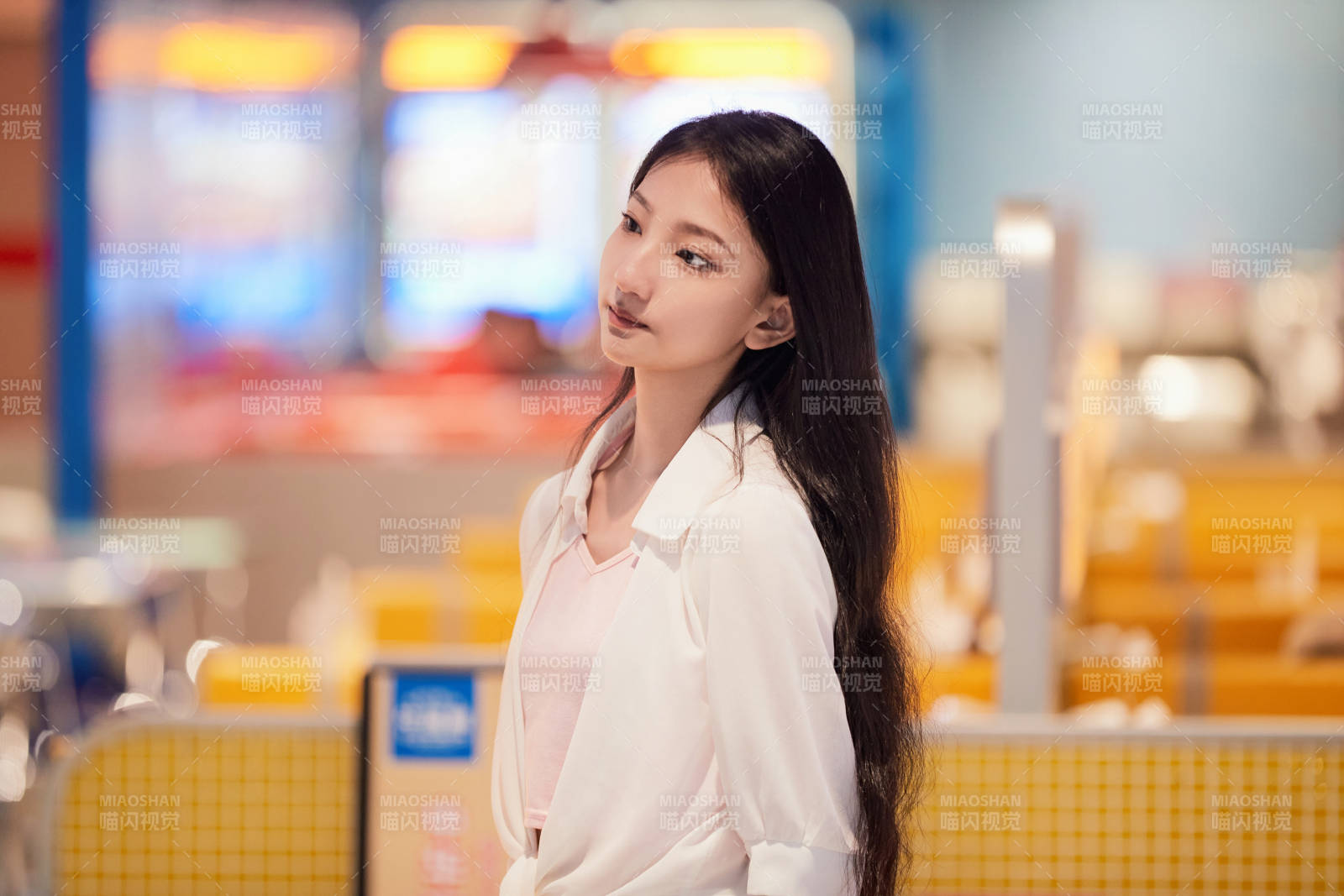 假日悠闲逛商场的中国少女图片