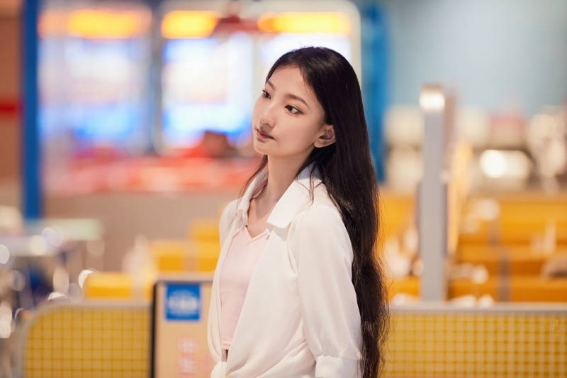 假日悠闲逛商场的中国少女图片