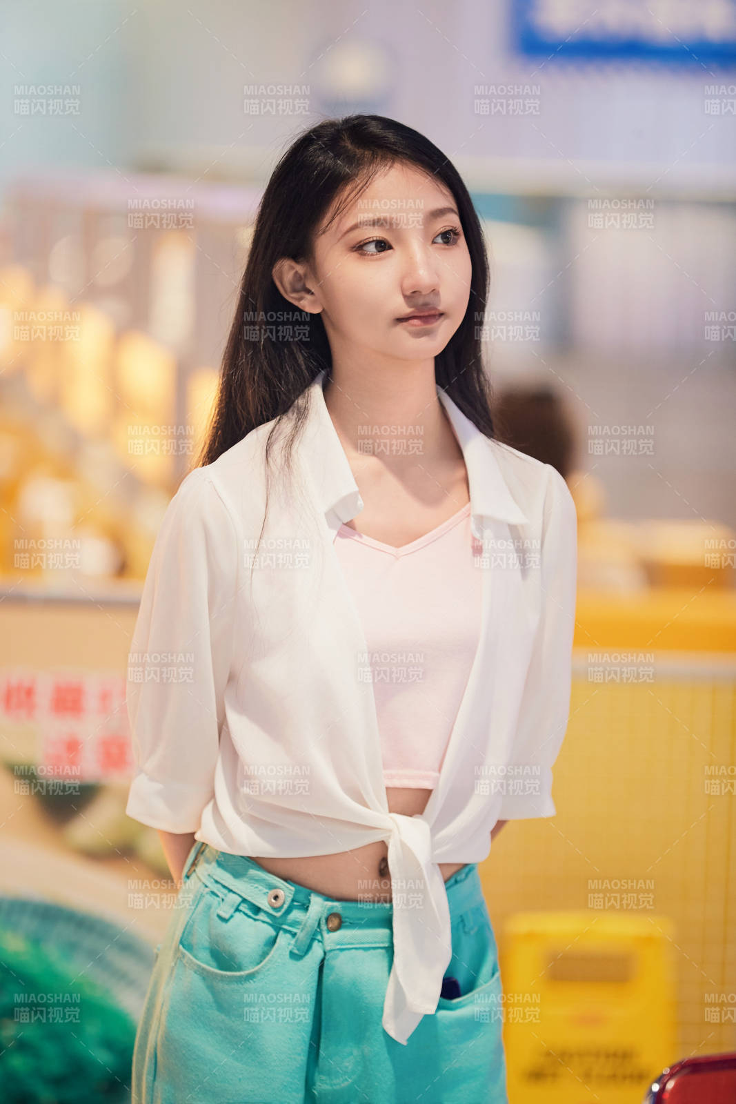 假日悠闲逛商场的中国少女图片