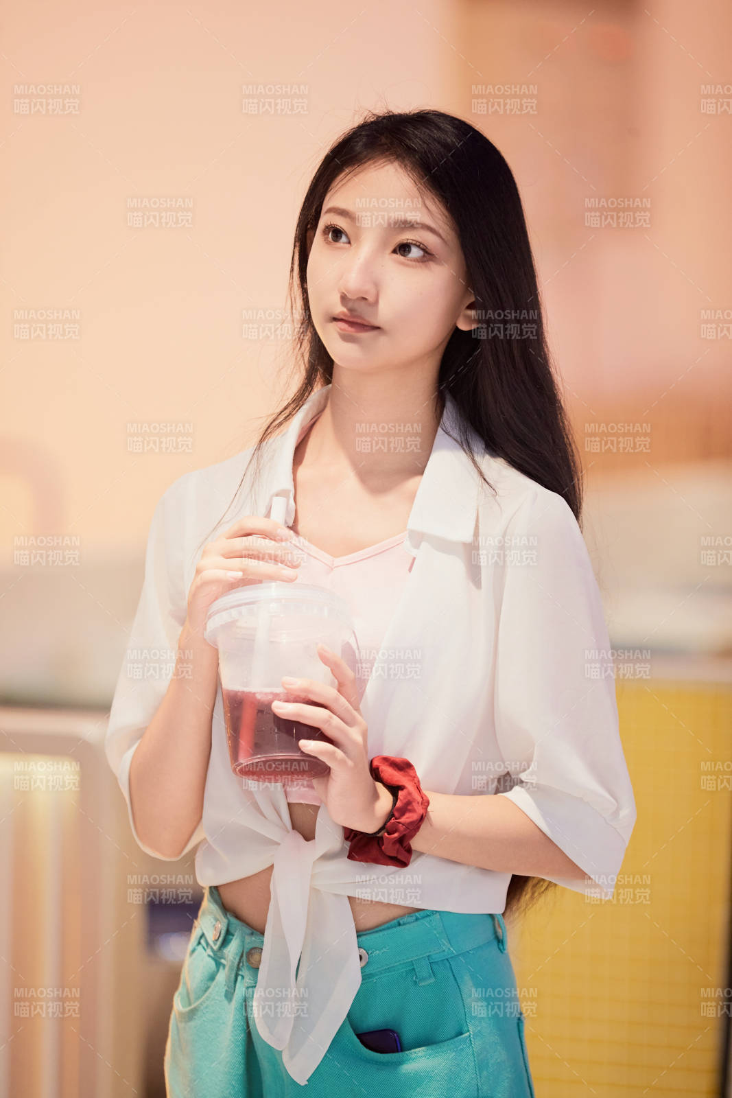 假日悠闲逛商场的中国少女图片