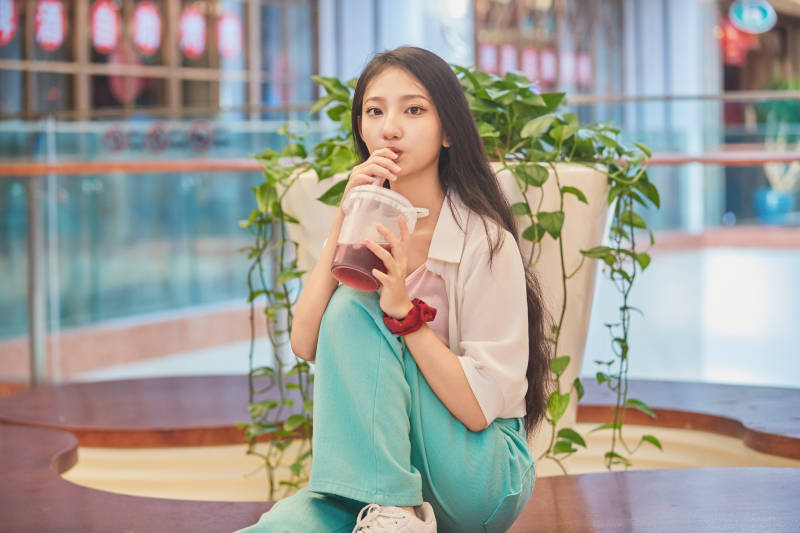 假日悠闲逛商场的中国少女图片
