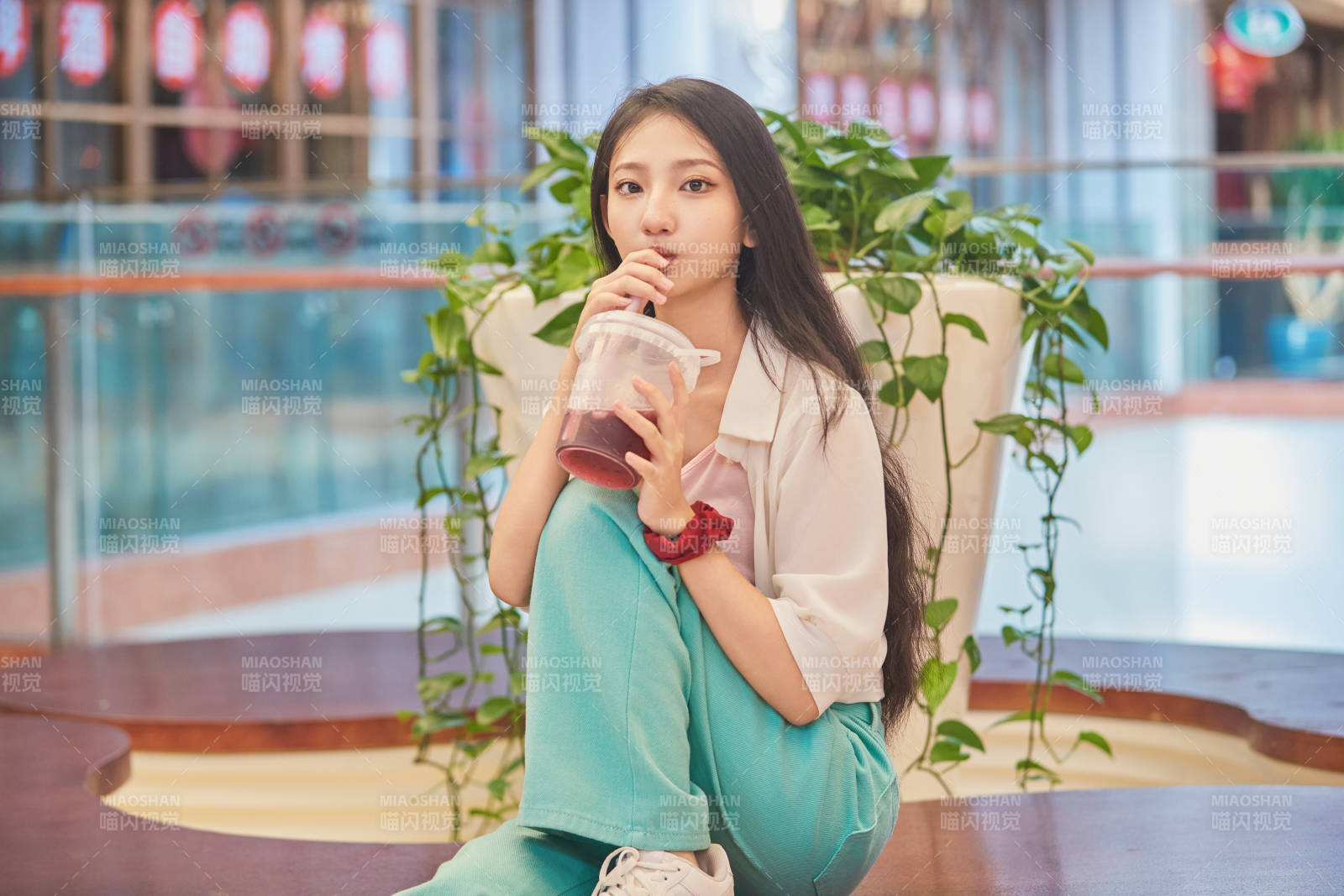 假日悠闲逛商场的中国少女图片