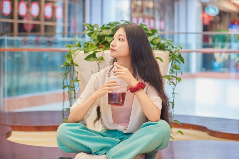 假日悠闲逛商场的中国少女图片