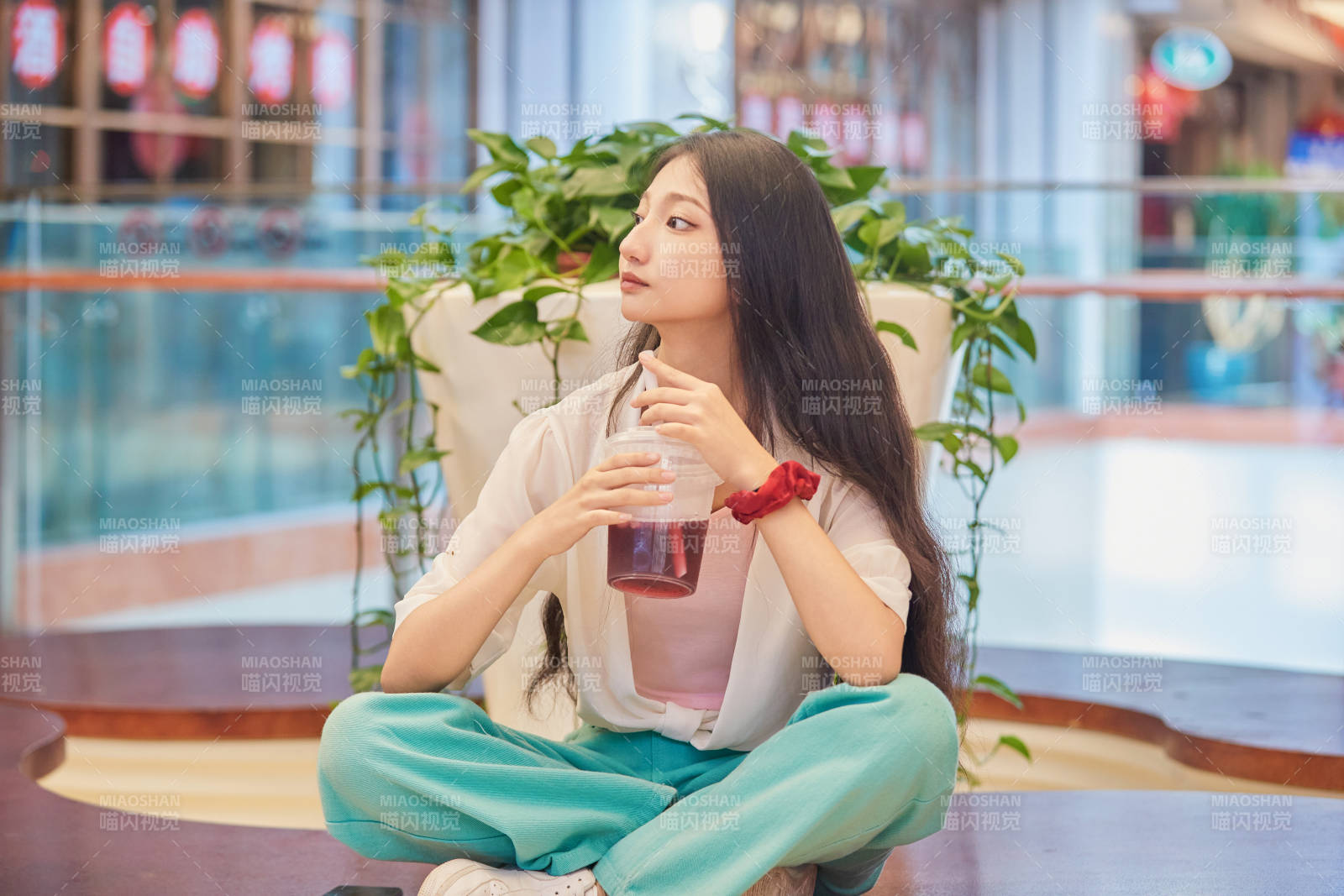 假日悠闲逛商场的中国少女图片