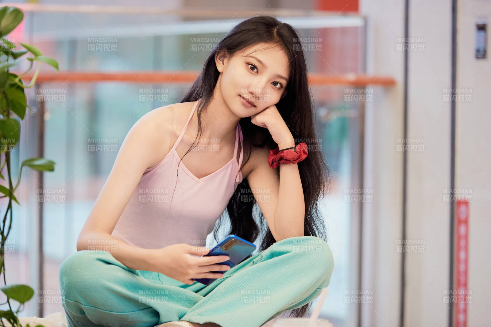 假日在商场休息区用手机自拍的中国少女图片