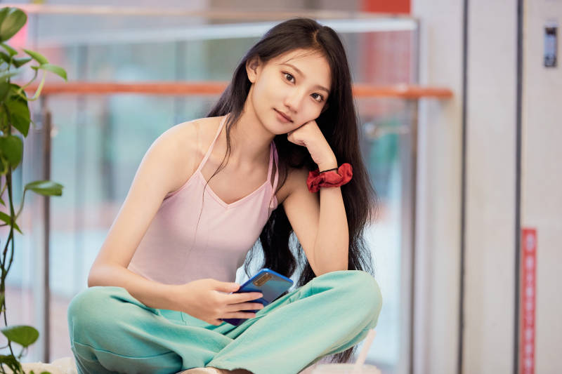 假日在商场休息区用手机自拍的中国少女图片