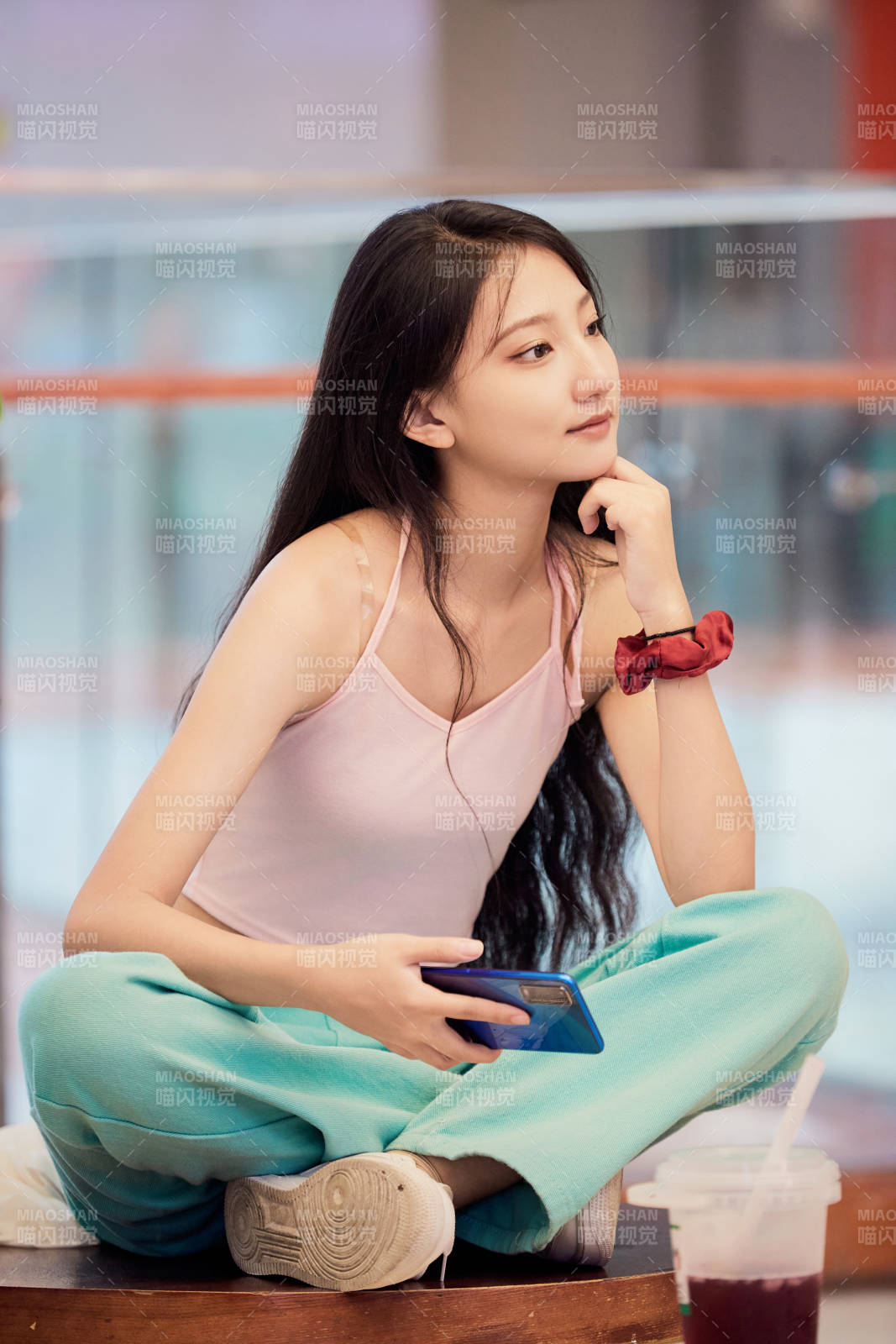 假日在商场休息区用手机自拍的中国少女图片