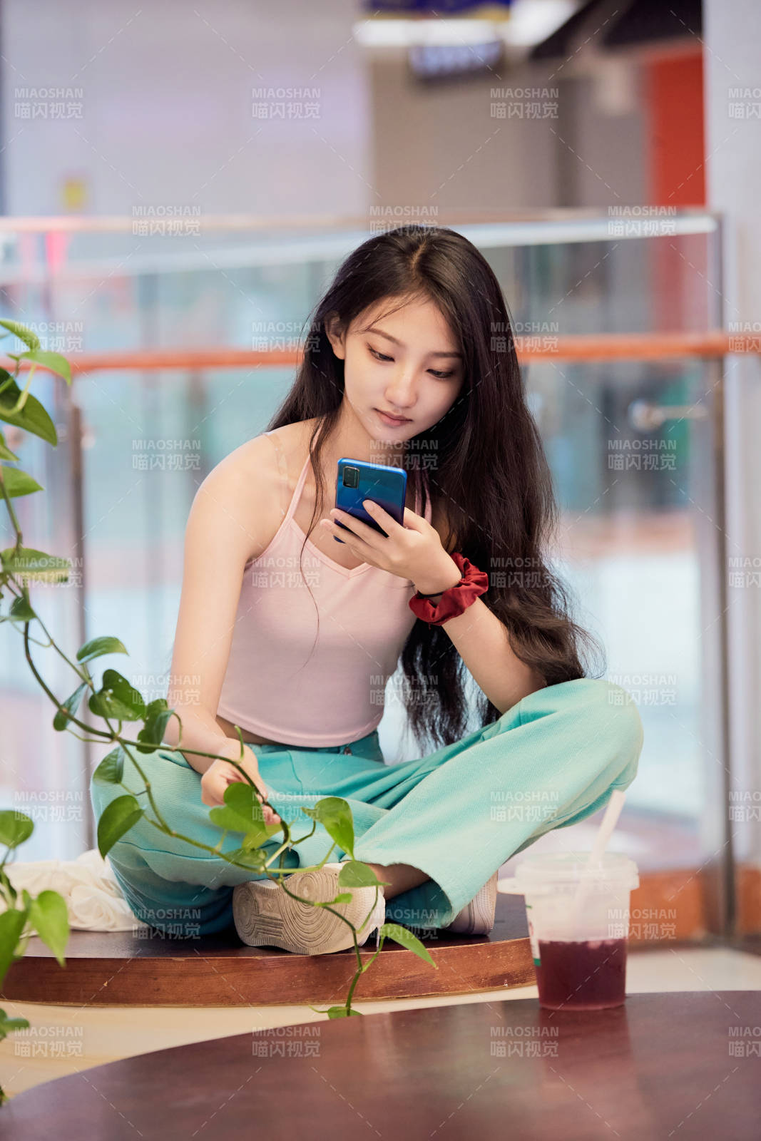 假日在商场休息区用手机自拍的中国少女图片