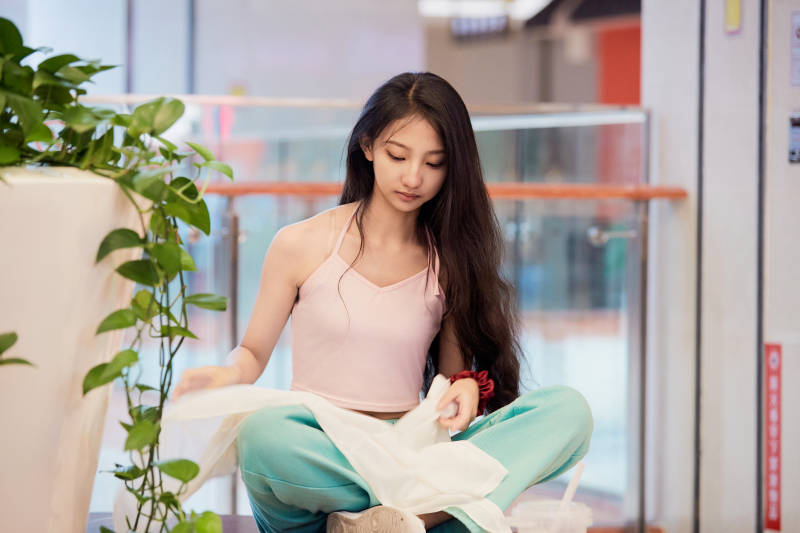 假日悠闲逛商场的中国少女图片