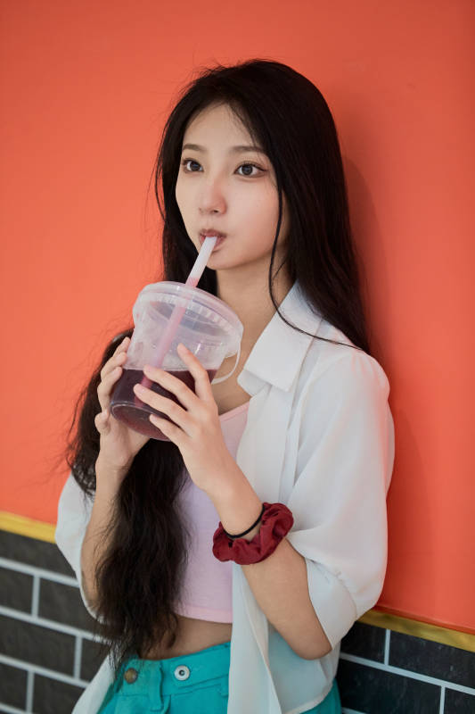 假日悠闲逛商场的中国少女图片