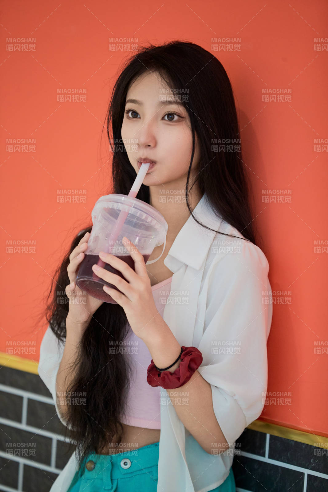 假日悠闲逛商场的中国少女图片