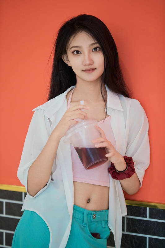 假日悠闲逛商场的中国少女图片