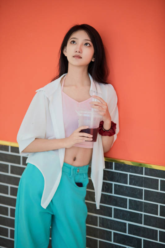 假日悠闲逛商场的中国少女图片