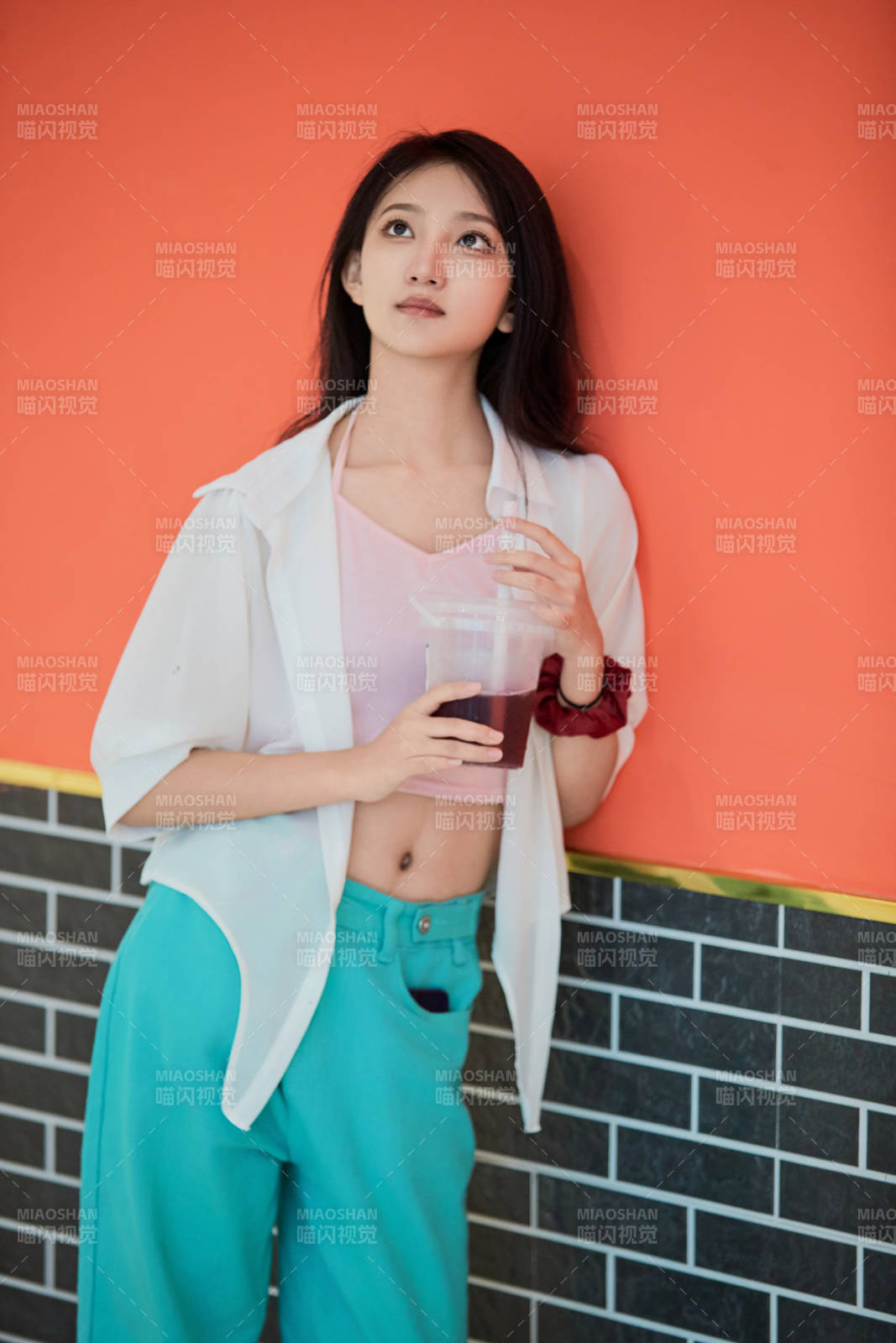 假日悠闲逛商场的中国少女图片