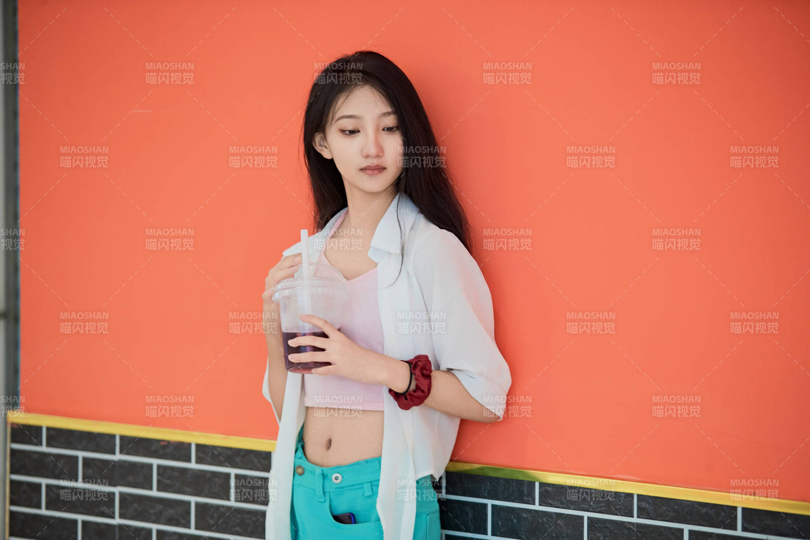 假日悠闲逛商场的中国少女图片