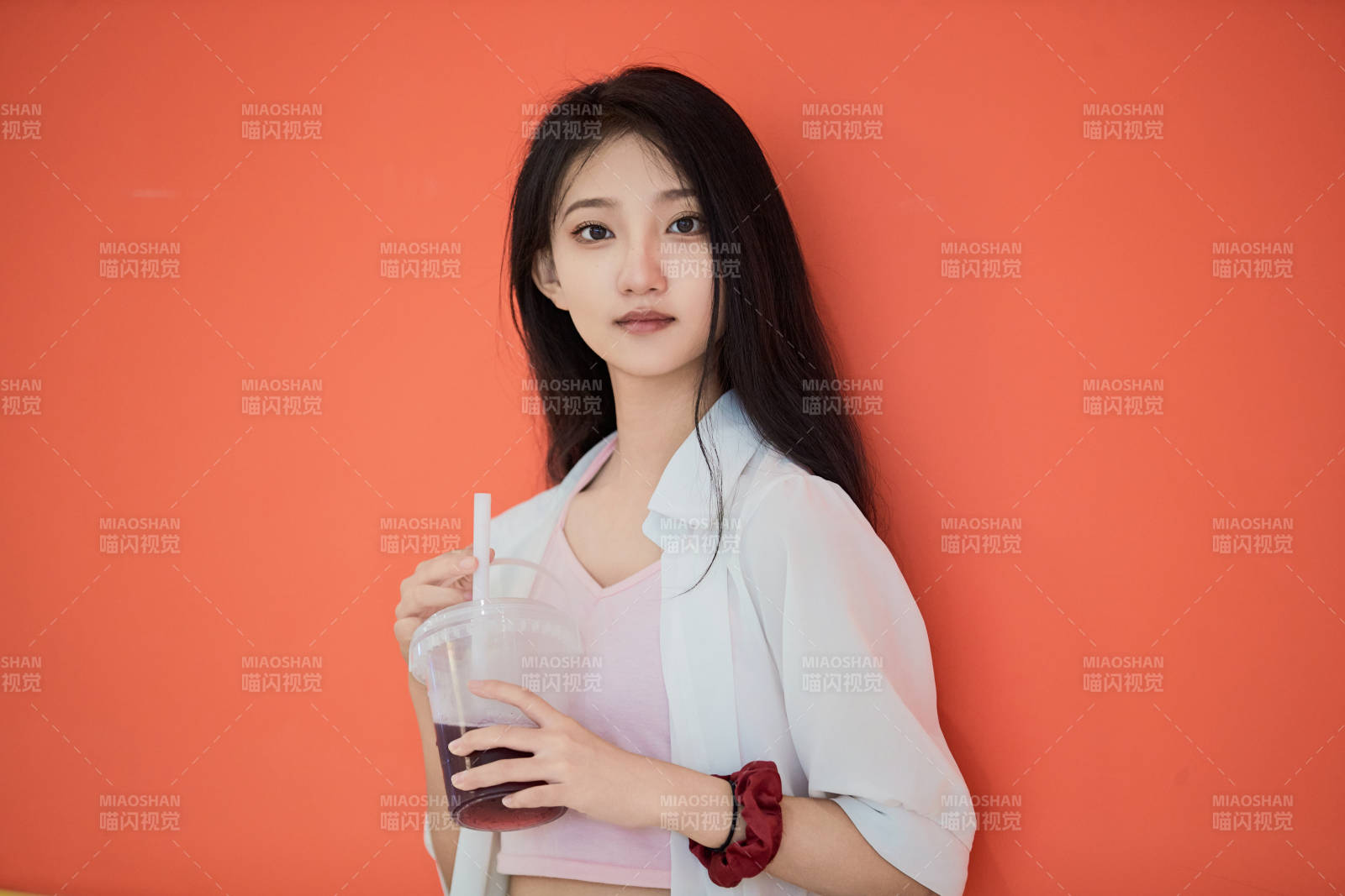 假日悠闲逛商场的中国少女图片