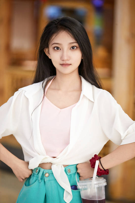 假日悠闲逛商场的中国少女图片