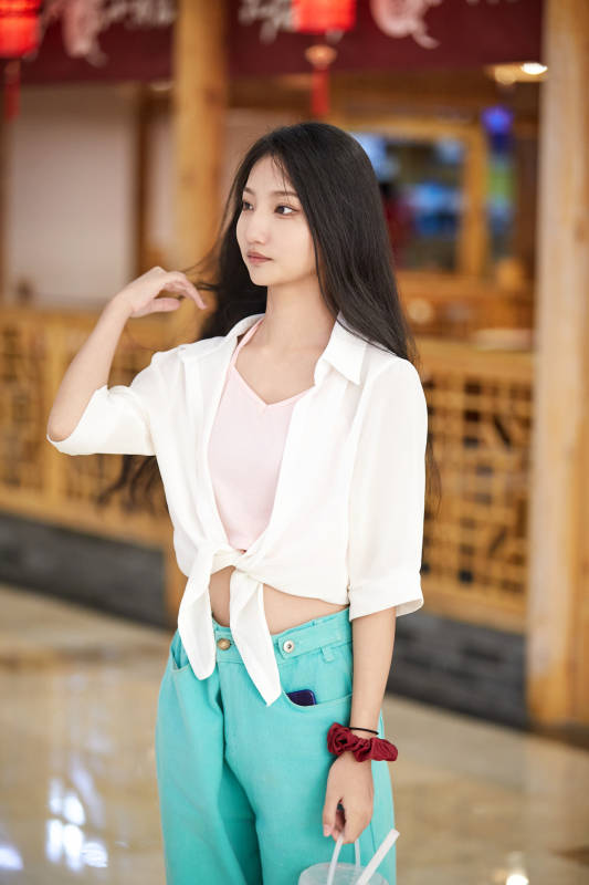 假日悠闲逛商场的中国少女图片