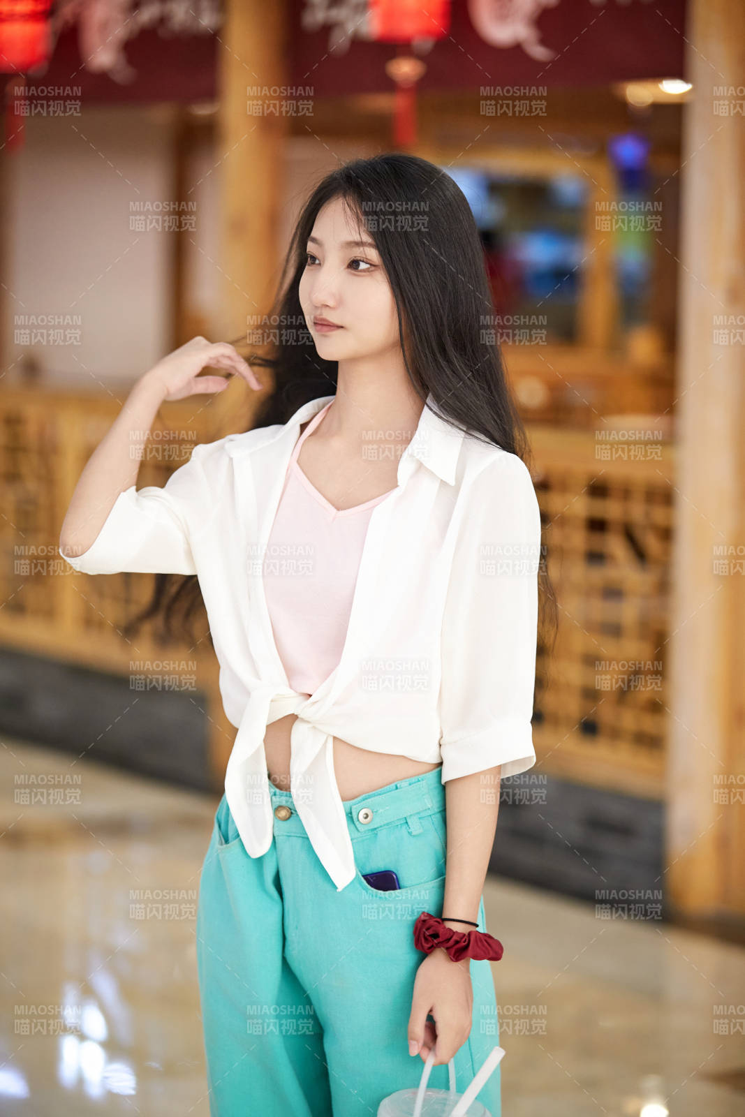 假日悠闲逛商场的中国少女图片