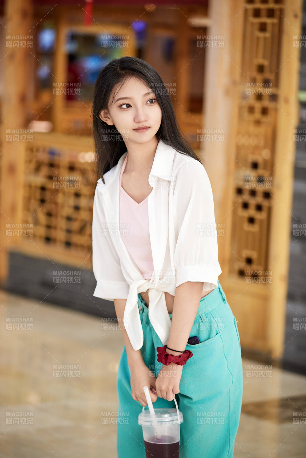 假日悠闲逛商场的中国少女图片