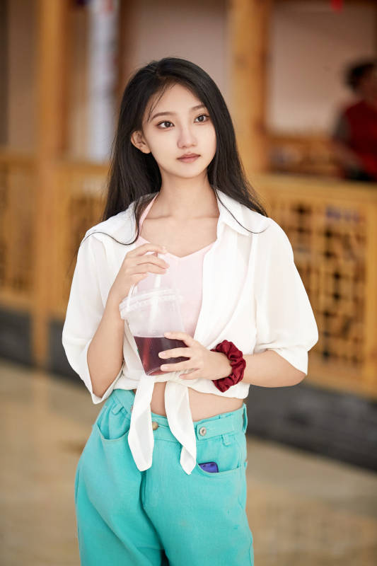 假日悠闲逛商场的中国少女图片