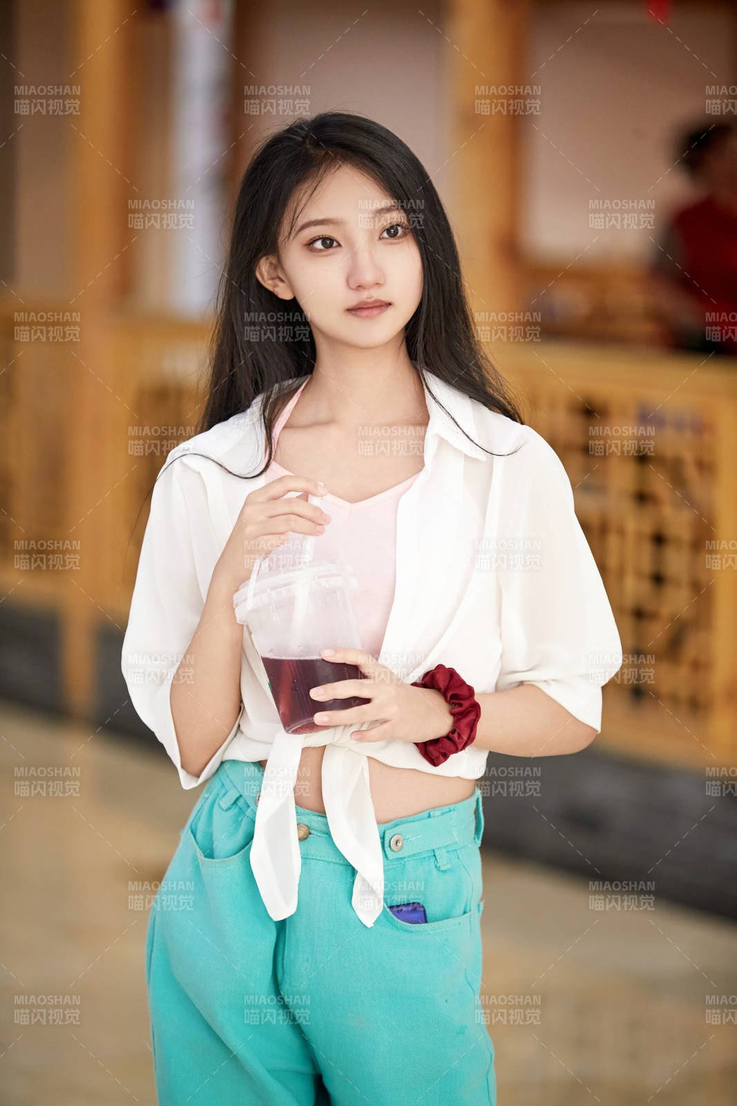 假日悠闲逛商场的中国少女图片