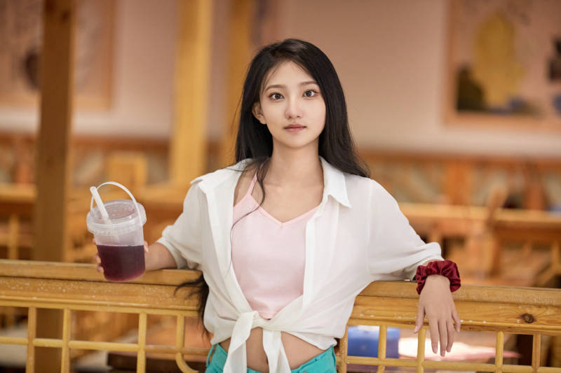 假日悠闲逛商场的中国少女图片