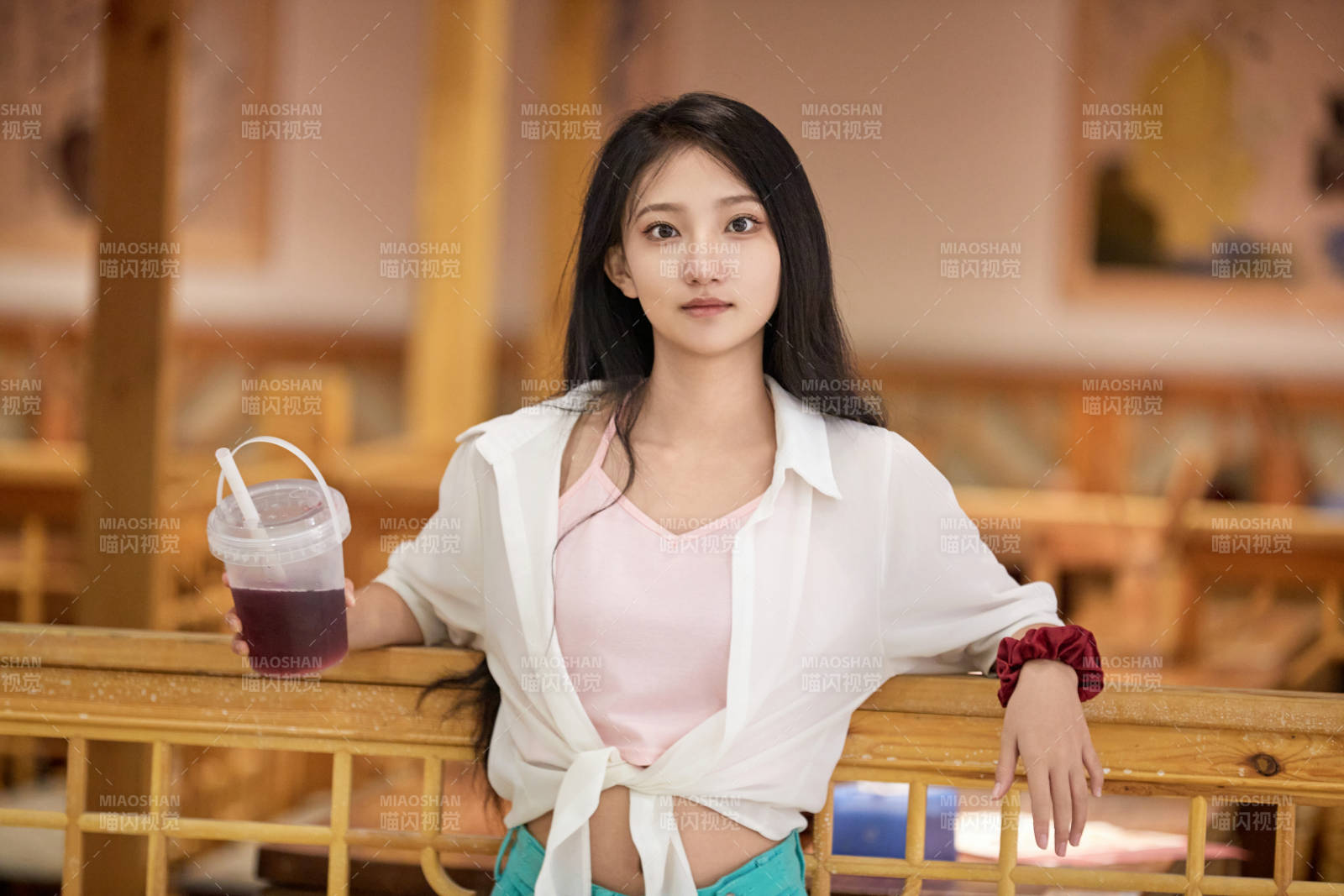 假日悠闲逛商场的中国少女图片