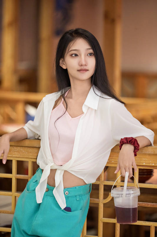 假日悠闲逛商场的中国少女图片