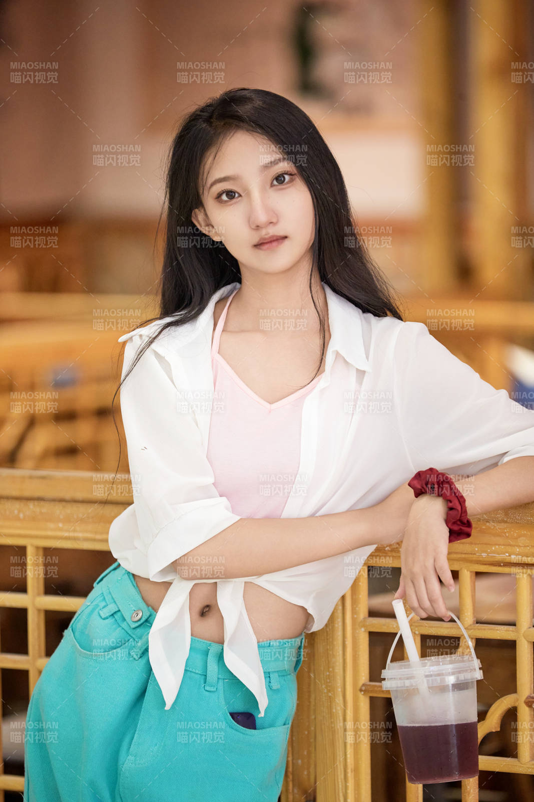 假日悠闲逛商场的中国少女图片