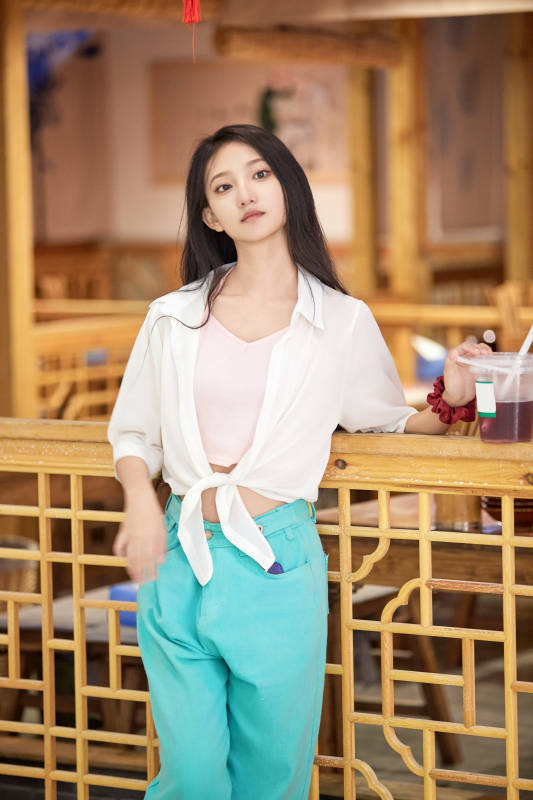 假日悠闲逛商场的中国少女图片