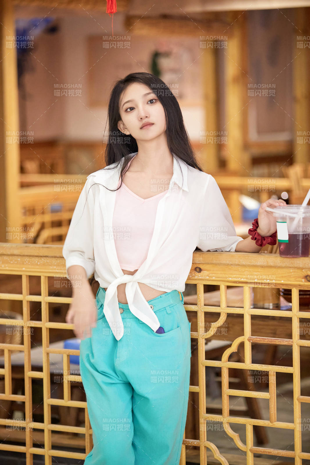 假日悠闲逛商场的中国少女图片