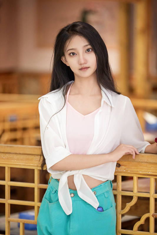 假日悠闲逛商场的中国少女图片