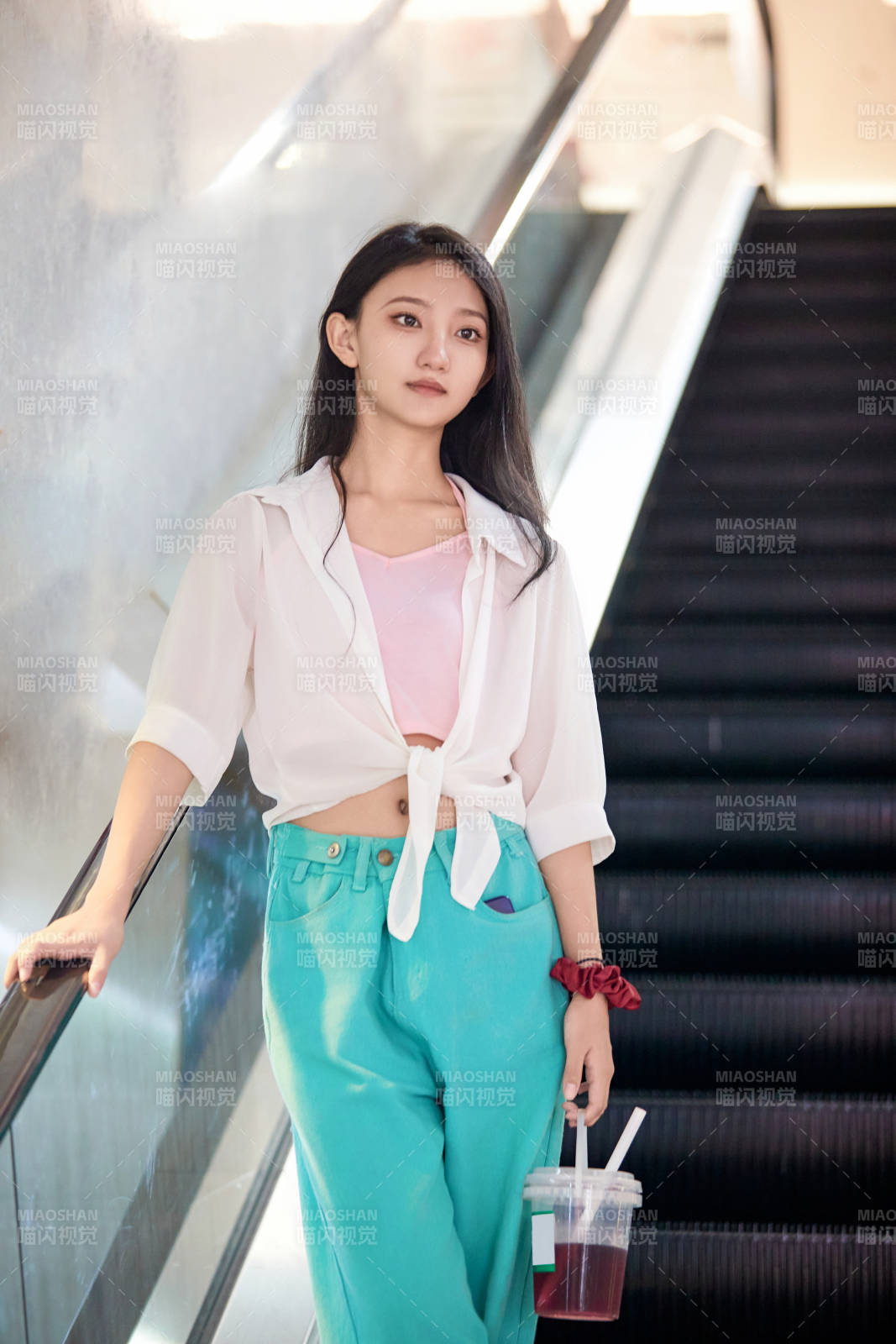 假日悠闲逛商场服装区的中国少女图片