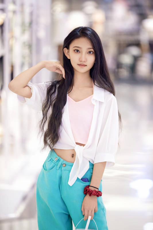 假日悠闲逛商场服装区的中国少女图片
