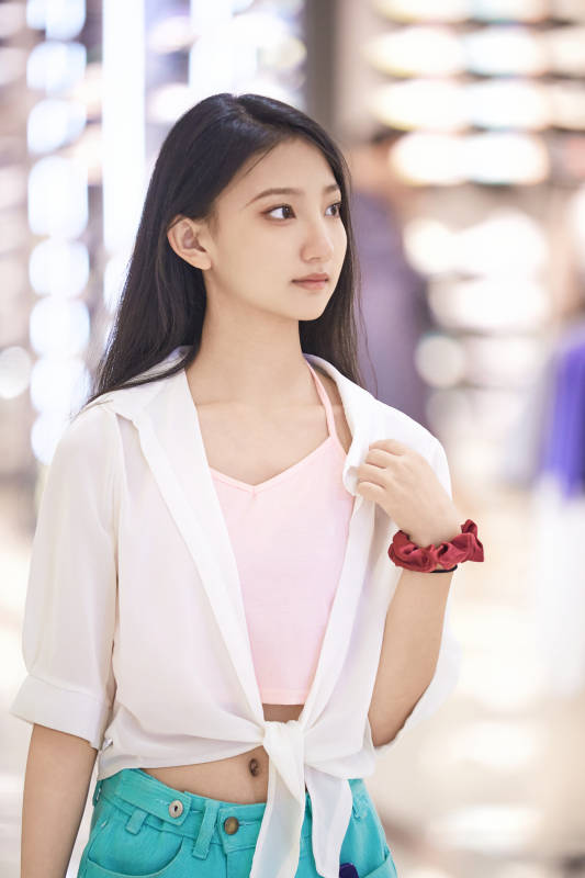 假日悠闲逛商场服装区的中国少女图片