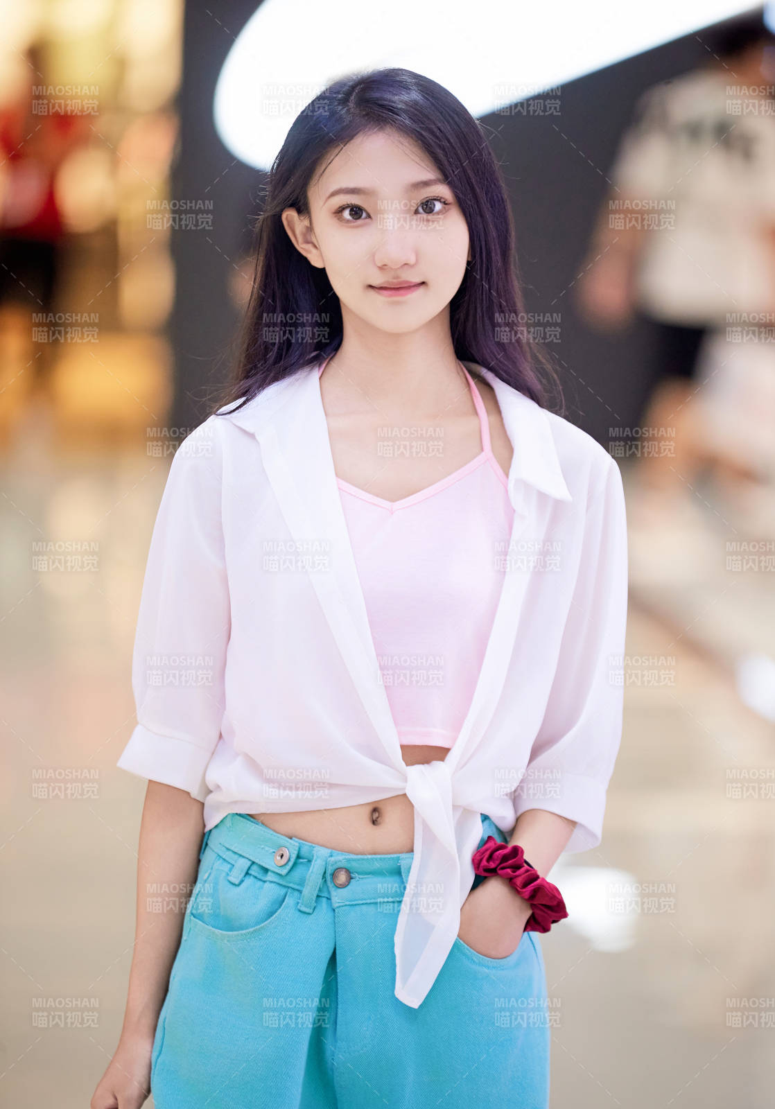 假日悠闲逛商场服装区的中国少女图片