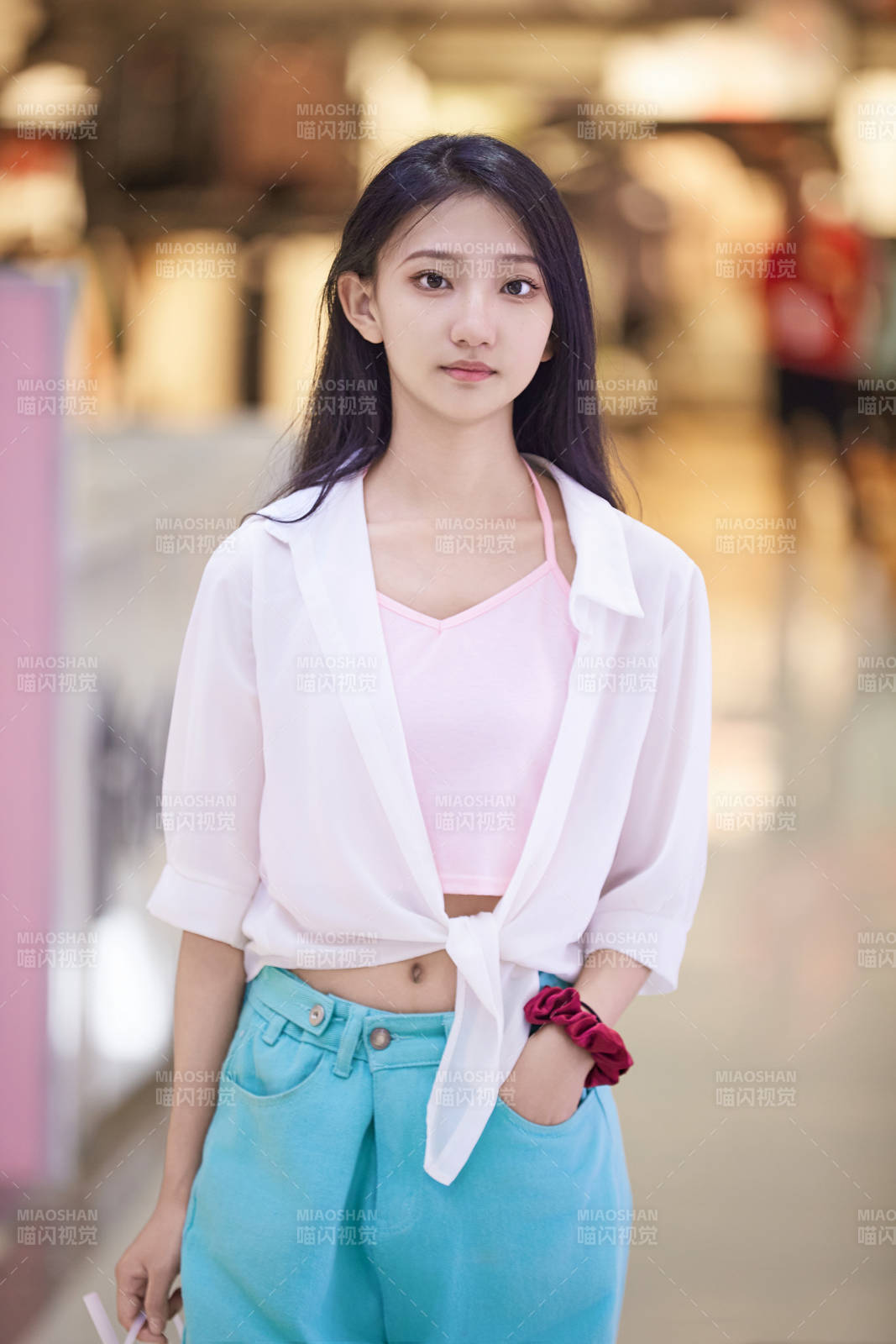 假日悠闲逛商场服装区的中国少女图片