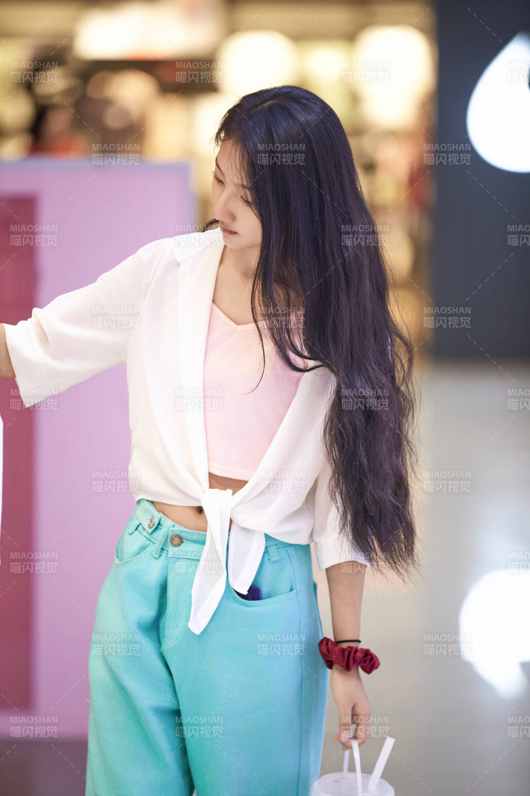 假日悠闲逛商场服装区的中国少女图片