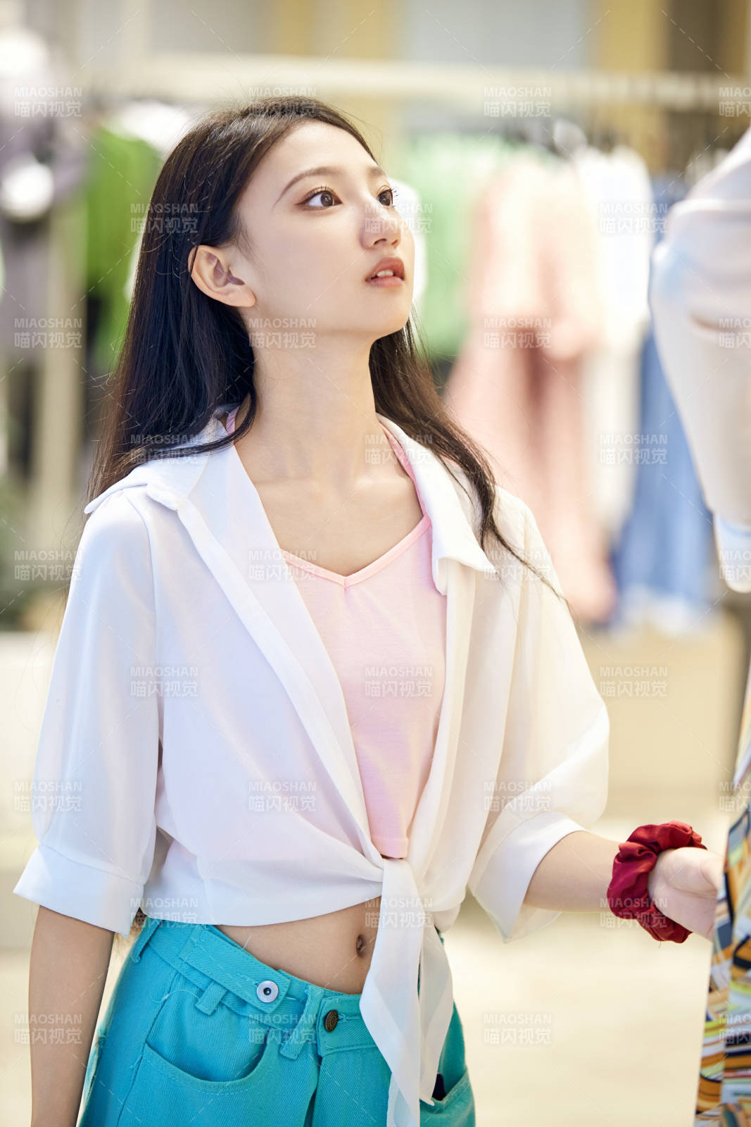 假日悠闲逛商场服装区的中国少女图片