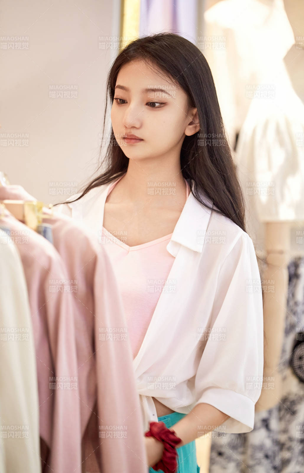 假日悠闲逛商场服装区的中国少女图片