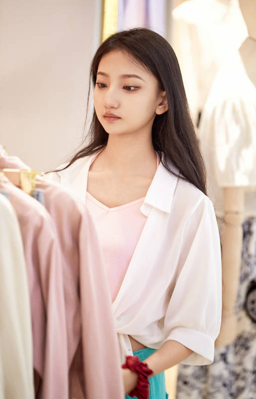 假日悠闲逛商场服装区的中国少女图片