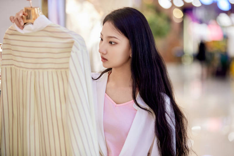 假日悠闲逛商场服装区的中国少女图片