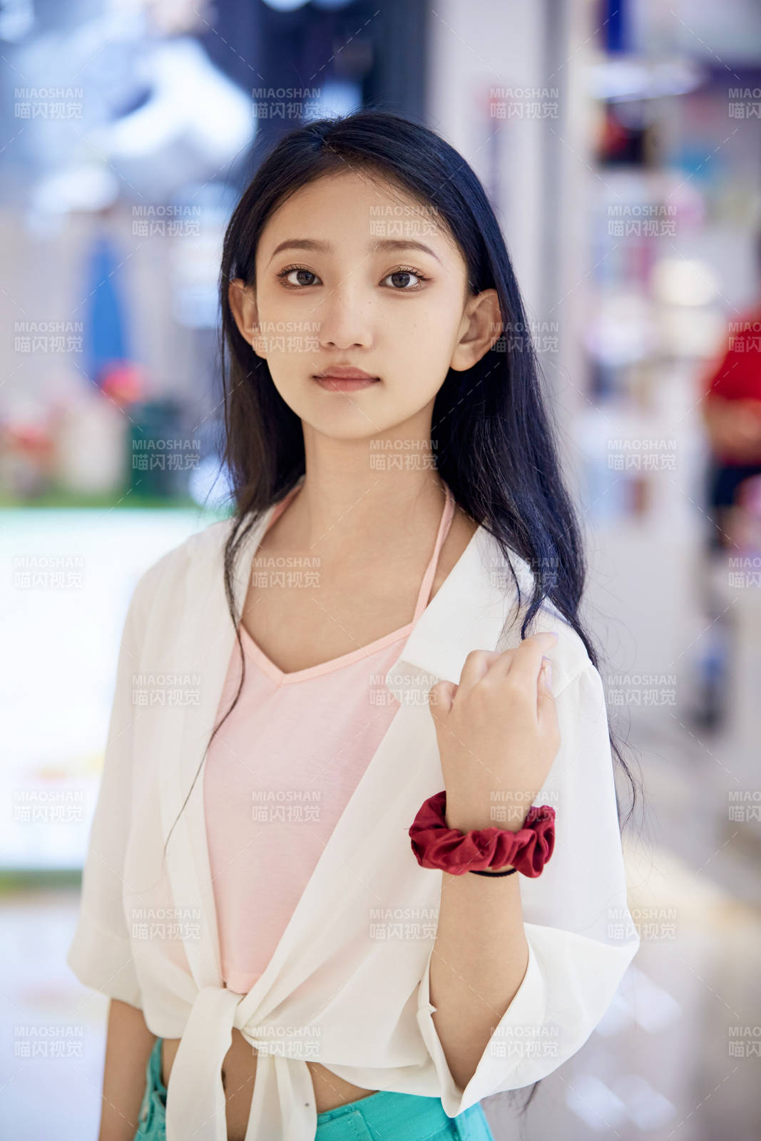 假日悠闲逛商场服装区的中国少女图片