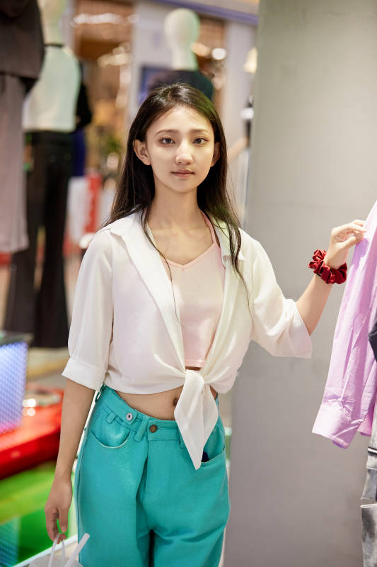 假日悠闲逛商场服装区的中国少女图片