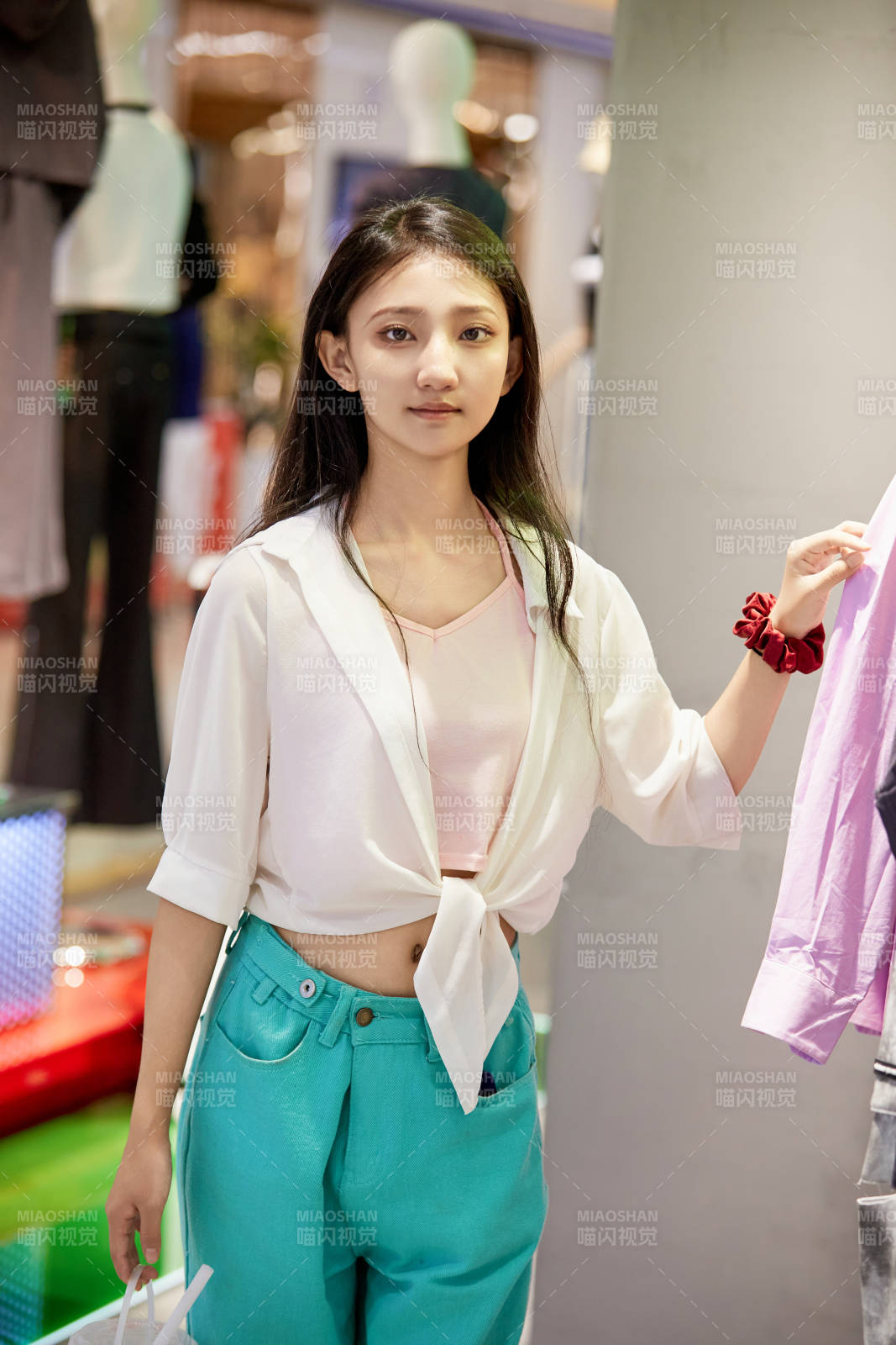 假日悠闲逛商场服装区的中国少女图片