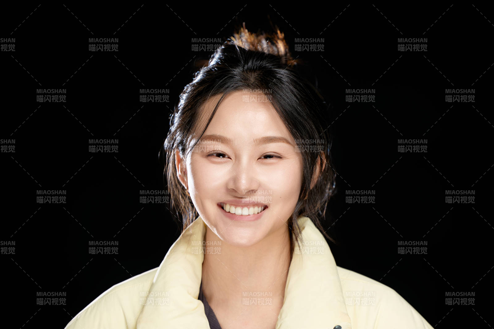 黑色背景下的亚洲美丽年轻女性形象图片